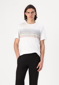 Weißes Kurzarm-T-Shirt mit horizontalen Streifen in Grau, Orange und Blau. Hergestellt aus leichtem Material mit Rundhalsausschnitt.