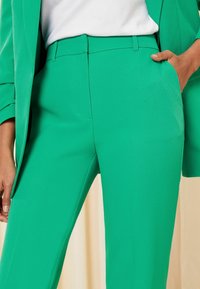 Friends Like These TAILORED ANKLE GRAZER REGULAR FIT - Auduma bikses - jade green green
