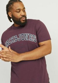 Jack & Jones JJECALEB VARSITY TEE O NECK - T-Shirt print - vineyard wine