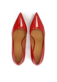 Rot patentierte Leder-Pumps mit spitzer Zehe und offenem Design an den Seiten. Glatte Textur und ein hellbraunes Innere mit Branding.