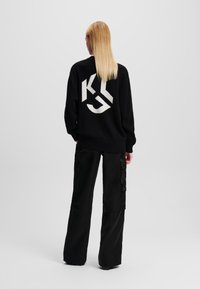 Karl Lagerfeld Jeans IRIDESCENT CARGO - Kapsáče - iridescent black