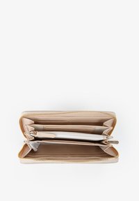 Portafoglio beige chiaro con cerniera, dotato di numerosi scomparti per carte, una tasca per monete e una texture interna liscia. Accenti in oro e design minimalista.