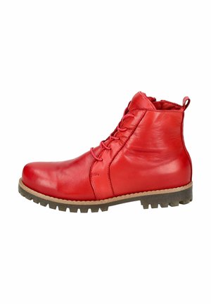 Bottines en cuir rouge avec un bout rond, surface texturée, design à lacets et semelle en caoutchouc robuste dotée de crampons profonds pour une meilleure adhérence.