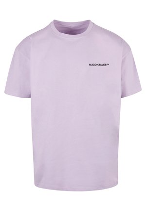 Camiseta de algodón de manga corta en lavanda claro, con cuello redondo y un pequeño logo negro "MJGONZALES™" en la parte frontal.
