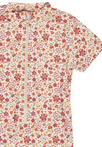 Kurzärmliges, bedrucktes Schwimmshemd in Weiß mit bunten Motiven aus roten, orangefarbenen und grünen Blumen sowie einem Reißverschluss vorne.