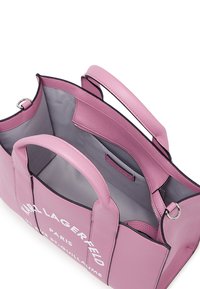 Roze leren schoudertas met zwarte accenten, met een ruime binnenkant en een gladde textuur. Toont "KARL LAGERFELD" gedrukt op de voorkant.