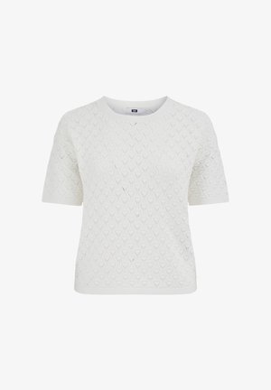 Balta īsroku adīta topiņa ar struktūrētu dimanta rakstu un apaļu kakla izgriezumu, attēlota vienkāršā fona priekšā.