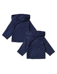 Mørkeblå babyjakke med hætte, der har en dobbeltbrystet design og et tekstureret mønster på det inderste for. Blødt, bomuldsstof.