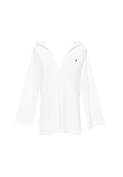 Άσπρο μακρυμάνικο πουλόβερ με κουκούλα και βαθύ V-λαιμόκοψη, με μικρό σκούρο λογότυπο στο αριστερό στήθος.