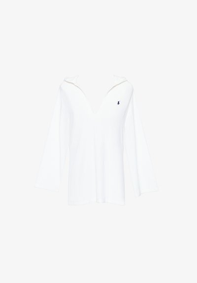 Άσπρο μακρυμάνικο πουλόβερ με κουκούλα και βαθύ V-λαιμόκοψη, με μικρό σκούρο λογότυπο στο αριστερό στήθος.