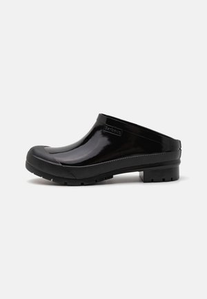 Schwarze Clogs zum Hineinschlüpfen mit einer glatten Kunststoffoberfläche, Gummizehenkappe, strukturierten seitlichen Akzenten und einem niedrigen Blockabsatz. Leicht und wasserdicht im Design.