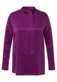 Paarse satijnen blouse met een V-hals, lange mouwen en een strikdetail bij de hals. Soepele textuur met een ontspannen pasvorm en rechte zoom.