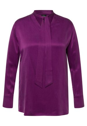 Lilla satinbluse med V-hals, lange ærmer og en bånddetalje ved halsen. Glat tekstur med en afslappet pasform og lige nederkant.