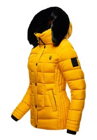 Chaqueta de plumas amarilla con capucha de piel sintética negra, textura acolchada, botones frontales, bolsillos con cremallera y un emblema en la manga.