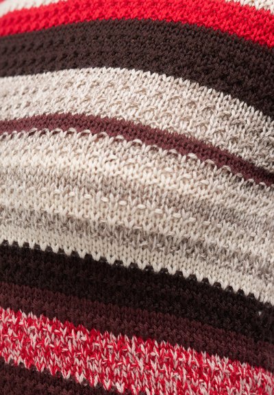 Πλεκτό ύφασμα με οριζόντιες ρίγες σε αποχρώσεις του κόκκινου, μπεζ, καφέ και κρεμ. Διαθέτει υφή με ανάγλυφο μοτίβο και ποικιλία στο πάχος του νήματος.