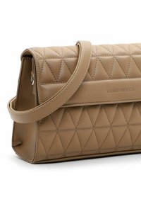 Borsa a mano in pelle beige con motivo a triangoli trapuntati, forma strutturata, tracolla singola e dettaglio in rilievo con il logo "EMILY&NOAH".