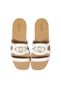 Hvide slidesandaler med en blank finish, prydet med en gylden logo spænde, tan indersåler og to justerbare stropper for en sikker pasform.