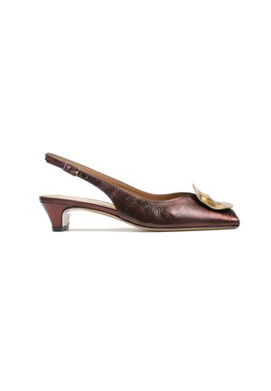 Damski but na niskim obcasie typu slingback z metalicznej bordowej skóry, z ostrym noskiem i ozdobną złotą klamrą z przodu.
