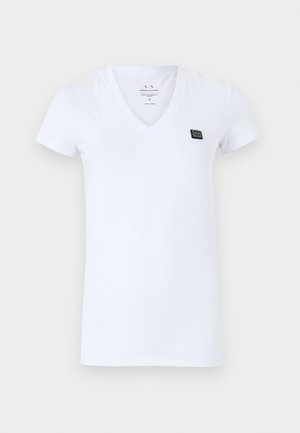 Weißes V-Ausschnitt-T-Shirt aus Baumwolle; kurze Ärmel; mit einem kleinen schwarzen Logo-Patch auf der Brust; glatte Textur, taillierter Schnitt.