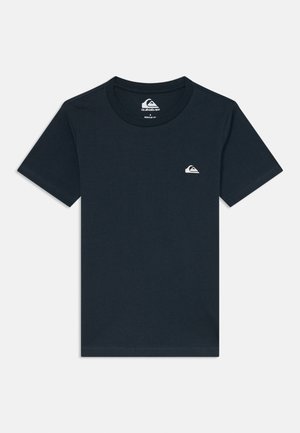 Navyblaue Baumwoll-T-Shirt mit kurzen Ärmeln, Rundhalsausschnitt und kleinem, weißen Logo auf der linken Brust. Weiche, glatte Textur.