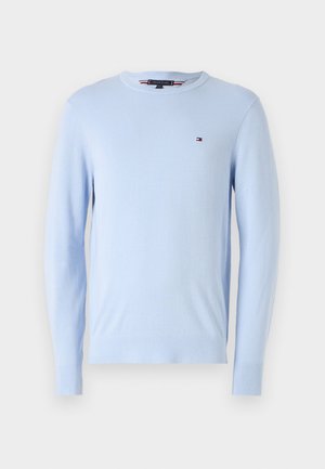 Lys blå strikket genser med lange ermer, rund hals og en liten logo på brystet. Myk tekstur og standard passform.