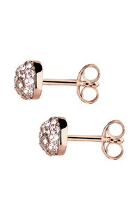 Boucles d'oreilles en or rose avec un design rond, ornées de strass clairs et d'une finition métallique lisse. Fermeture classique à l'arrière en papillon.