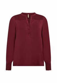 Bordeaux lange mouw blouse met ronde kraag, drieknoopssluiting, smockdetails op de schouders en verzamelde manchetten. Zachte stof.