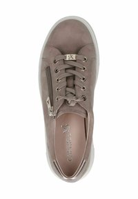 Baskets en suède gris clair avec semelle blanche, dotées de lacets ronds, d'une fermeture éclair sur le côté et d'accents métalliques. Logo embossé sur la semelle intérieure.