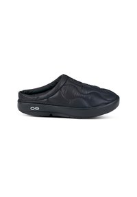 Schwarzer, gesteppten Slipper mit texturiertem Obermaterial, gepolstertem Innenraum und flexibler Gummisohle. Der Schuh hat eine runde Zehenpartie und Logo-Akzente.