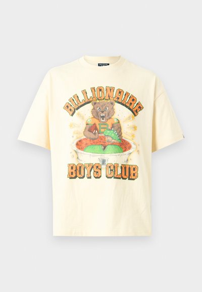 Βαμβακερό κρεμ T-shirt με πολύχρωμο γραφικό ενός αρκούδου με πορτοκαλί φανέλα, με το κείμενο «Billionaire Boys Club» πάνω από αυτό. Κοντά μανίκια.