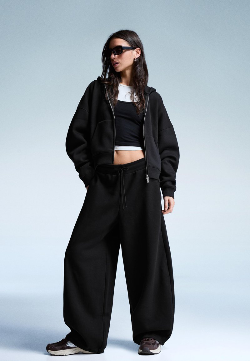 Bershka Pantaloni sportivi black/nero