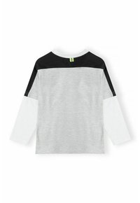 Ilgų rankovių marškiniai su spalvų blokais: juodi pečiai, šviesiai pilkas korpusas ir balti rankoviai, su mažu neono žaliu etiketu ant galinio apykaklės.