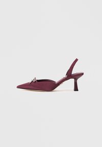 Burgundské saténové slingback lodičky s nízkým podpatkem a špičatou špičkou, zdobené krystalovou mašlí nahoře.