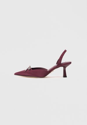 Pantofi slingback din satin burgund cu toc kitten, vârful ascuțit și o fundiță decorativă din cristale în partea de sus.