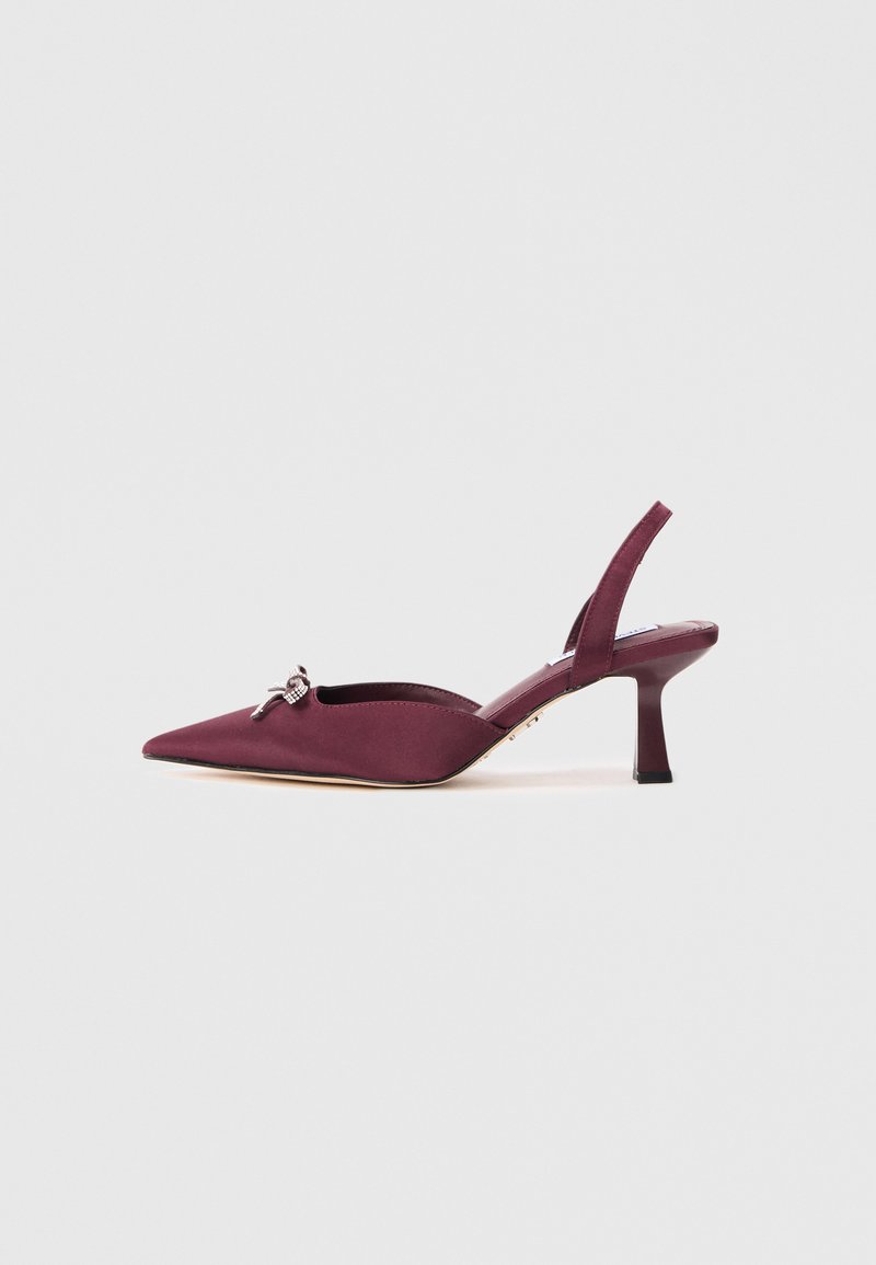 Burgundské saténové slingback lodičky s nízkým podpatkem a špičatou špičkou, zdobené krystalovou mašlí nahoře.