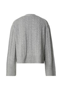 Grå stickad tröja med ribbad fåll, med ett texturerat flätmönster och lösa, vida ärmar. Kort längd.