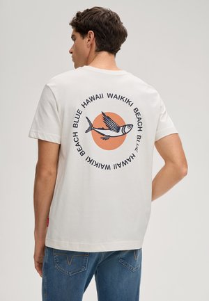 Weißes Baumwoll-T-Shirt mit einem runden Motiv, das eine Fischillustration zeigt, und schwarzem Text "HAWAII WAIKIKI BEACH" um einen orangefarbenen Kreis.