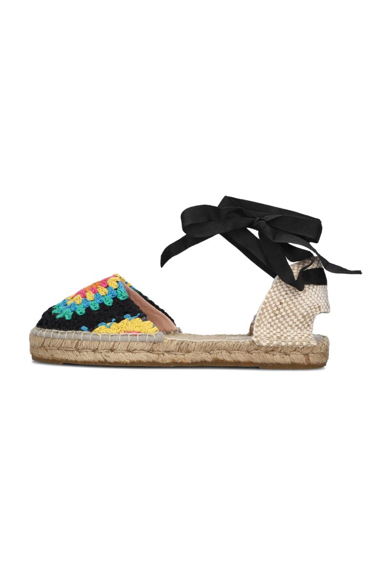 Kleurrijke gehaakte espadrilles met zwarte strikbanden, jute zolen en een open hak ontwerp. Heeft een gekarteld patroon in blauw, geel en roze.