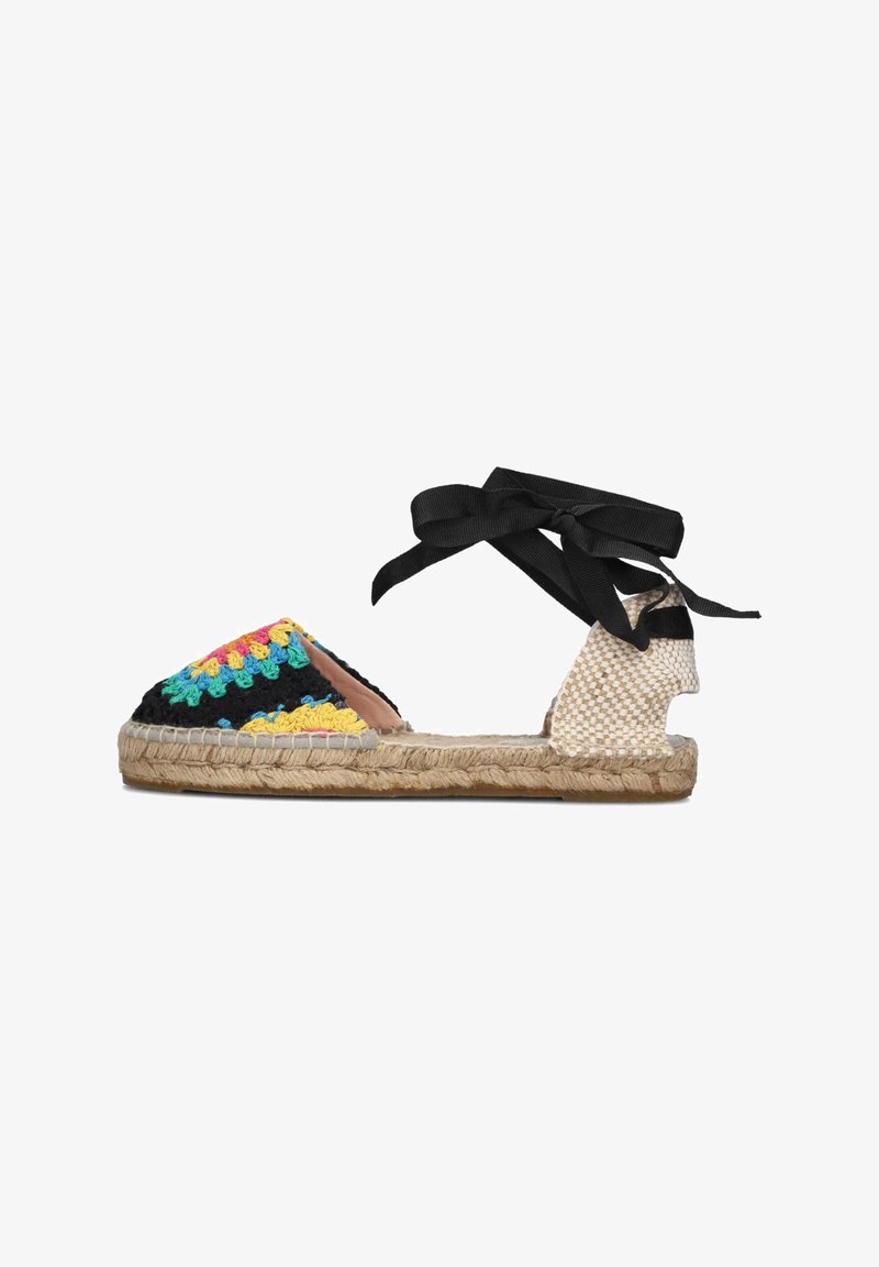 Kleurrijke gehaakte espadrilles met zwarte strikbanden, jute zolen en een open hak ontwerp. Heeft een gekarteld patroon in blauw, geel en roze.