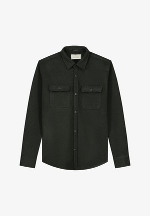 Mørkegrøn flannel skjorte med klassisk krave, lange ærmer og to brystlommer, prydet med sorte knapper og et blødt, tekstureret stof.