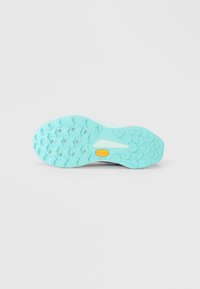 Φωτεινή γαλάζια εξωτερική σόλα από καουτσούκ με υφή, σχεδιασμένη για πρόσφυση. Διαθέτει κίτρινο λογότυπο Vibram στη φτέρνα και τριγωνικά σχέδια πέλματος.