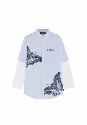 Camicia a righe azzurro chiaro con maniche lunghe bianche, stampe di farfalle blu scuro sul davanti e logo "IUTER" sul petto.