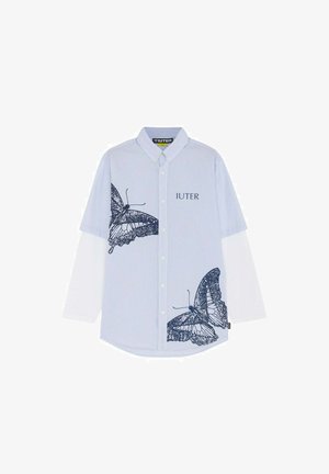 Camicia a righe azzurro chiaro con maniche lunghe bianche, stampe di farfalle blu scuro sul davanti e logo "IUTER" sul petto.