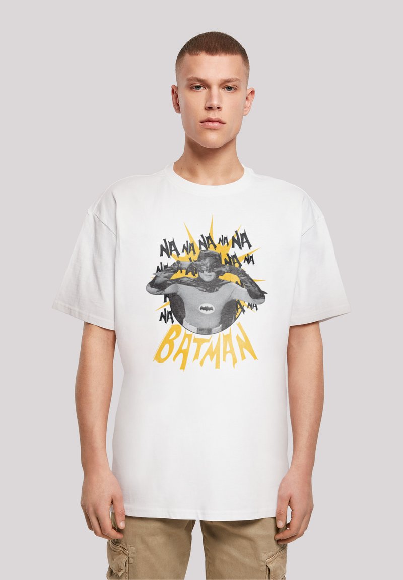 Balta kokvilnas t-kreklā ir attēlots Batmans pelēkā krāsā, apkārt ir dzeltenais "NA" teksts un saulītes akcenti. Brīvais piegriezums.