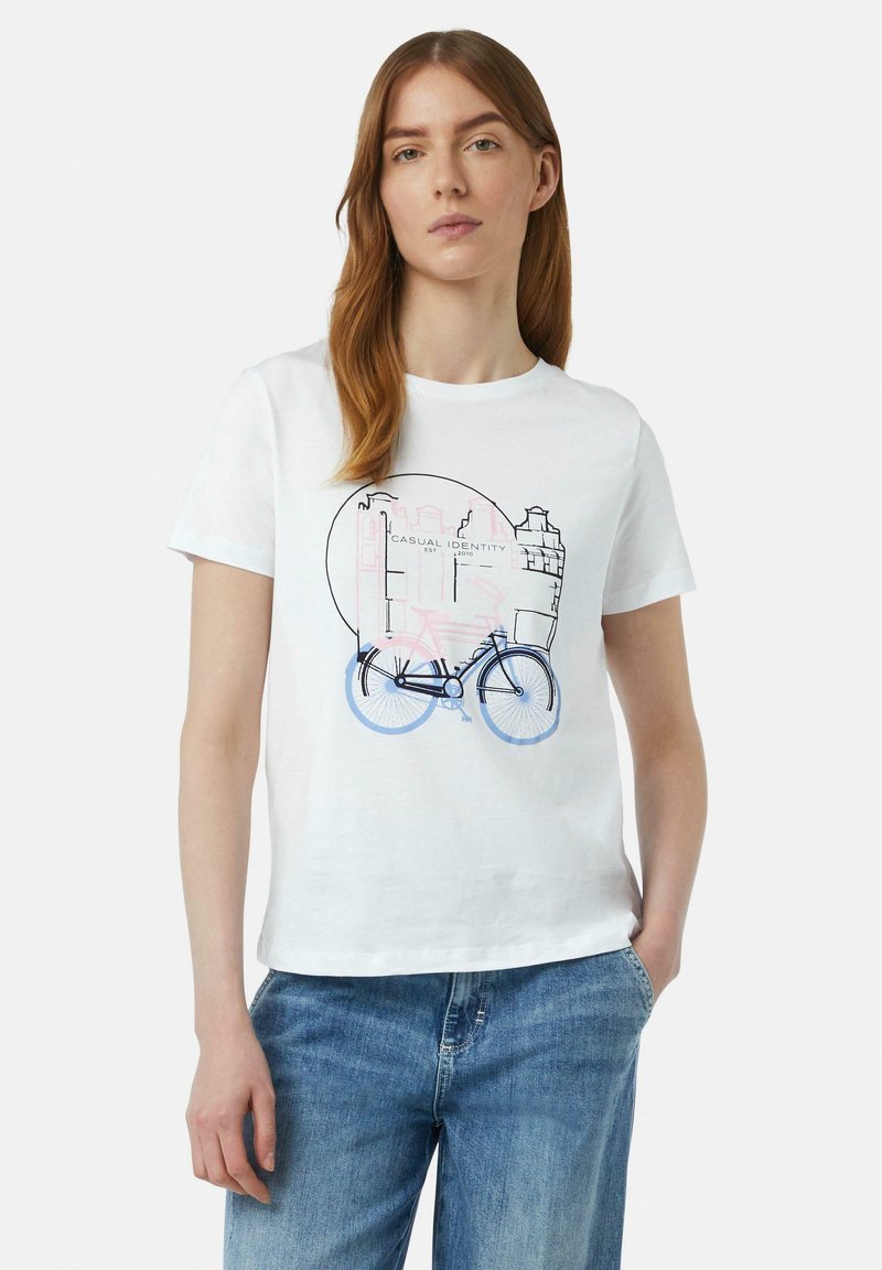 T-shirt blanc en coton avec un graphique de vélo en bleu et rouge et le texte "CASUAL IDENTITY EST. 2010" à l'avant. Manches courtes, coupe décontractée.