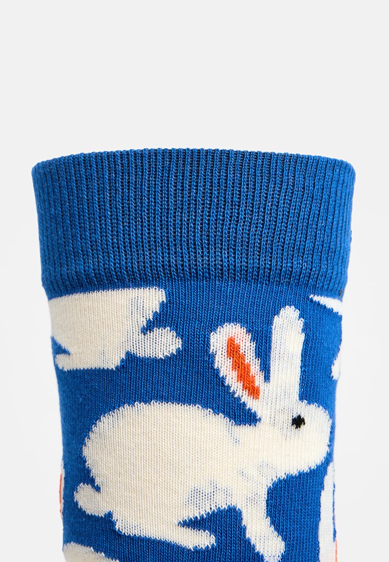 Blaue Baumwollsocke mit weißem Hasenmuster und geripptem Bund. Die Hasen haben orangefarbene Akzente an ihren Ohren.