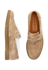 Zamszowe buty wsuwane w jasnym brązie z ozdobnym paskiem, okrągłym noskiem i teksturowaną gumową podeszwą. Wnętrze charakteryzuje się perforowanym wzorem.