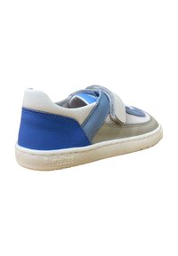 Zapatilla en azul, gris y blanco que presenta una parte superior de cuero liso y malla, correa de gancho y bucle, y una suela de goma con detalles texturizados.