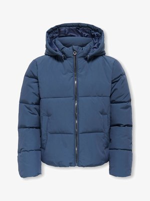 Marineblaue Steppjacke mit Kapuze, ausgestattet mit einem Reißverschluss und Seitentaschen. Das Material ist glatt und leicht glänzend mit einer genähten Textur.