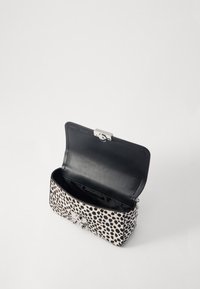 Clutch torba s uzorkom leoparda, crnim interijerom, srebrnim kopčanjem i pravokutnim oblikom. Ima glatku teksturu i strukturirani dizajn.